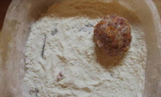 Mullem els palmells amb aigua i formem boles de la mida d'una nou, enrotllem per farina i posem en un motlle - posem al forn durant mitja hora a 180 graus.