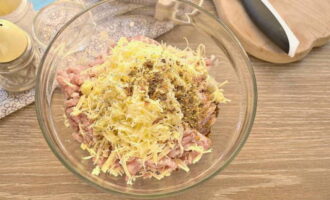 Breng op smaak met kruiden - zout, gemalen peper en kruiden voor gehakt.