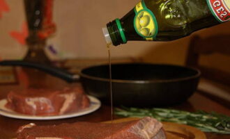 Ringla olivolja över köttbiffarna.