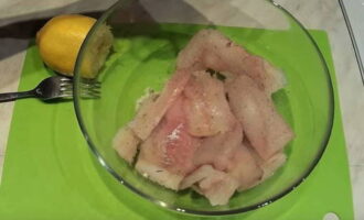 Banlawan ang pollock fillet, i-defrost nang maaga sa ilalim ng mga natural na kondisyon, na may malamig na tubig, gupitin sa mga bahagi at ilagay sa isang mangkok para sa pag-atsara.