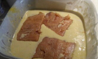 Ilagay sa batch sa inihandang batter at lagyan ng mabuti ang batter.