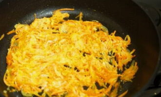 Afegiu-hi sal i amaniu amb dues cullerades de maionesa. Cuini a foc lent un parell de minuts fins que els ingredients es facin amics.
