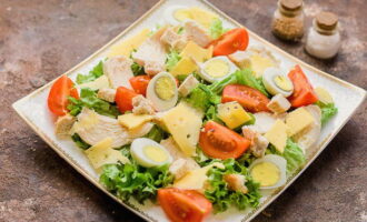 Gupitin ang iyong paboritong matapang na keso sa manipis na hiwa at palamutihan ang salad. Budburan ng crackers. Gustung-gusto ko ang mga tradisyonal na crouton o lasa ng keso. Magiging perpekto sila dito.