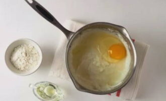 Scoateți terciul fiert de pe aragaz și răciți. In continuare, bate oul de gaina, dupa ce l-ai spalat si uscat.