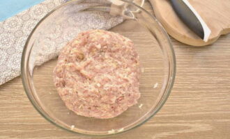Roer het gehakt grondig tot het glad is. Om de schnitzels mals te houden, klopt u de vleesconsistentie.