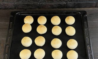 Se dau bucatile in cuptorul preincalzit la 180 de grade pentru 20-30 de minute.