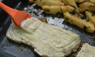Repartiu suaument la maionesa per tota la superfície dels filets.
