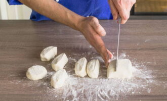 Talleu la botifarra en cercles del mateix gruix. Els formem boles netes. Premeu cada bola amb el palmell de la mà, doneu-li forma i passeu-la per farina.