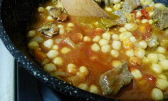 Aboqueu-hi la pasta de tomàquet diluïda i afegiu-hi sal al gust. Cuini a foc lent cobert durant uns 30 minuts.