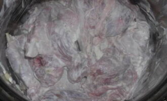 Puneți iepurele pregătit într-un recipient adânc. Se condimentează cu sare și piper măcinat, smântână și unt și se stropește cu suc de lămâie. Se amestecă și se lasă la marinat timp de 3 ore.