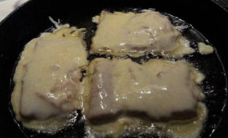 Magpainit ng kawali sa katamtamang init. Itapon ang langis na ginagamit mo sa pagprito. Maingat na ihulog ang mga piraso ng pink na salmon sa kumukulong mantika. Kayumanggi sa isang gilid.