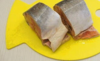 Prendre 600 grams de salmó rosa eviscerat, esbandir i assecar amb tovallons.