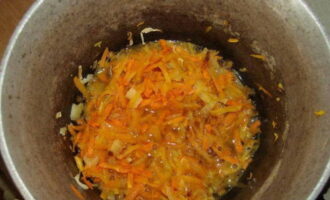 Afegiu aigua al rostit i afegiu-hi una mica de sal, deixeu-ho coure a foc lent durant 7 minuts i afegiu-hi la pasta de tomàquet i la crema agra.