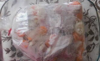 Umpleți o pungă de copt cu bucăți de iepure, ceapă, usturoi și morcovi, alternând ingredientele. Leagă bine geanta. Folosește o scobitoare pentru a face înțepături. Porniți cuptorul, setându-l la 200 de grade.