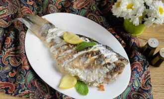 เสิร์ฟปลาคาร์พ crucian ที่ปรุงสุกแล้วพร้อมกับมะนาวฝานเป็นชิ้นๆ ขอให้อร่อย กินอย่างมีความสุข!