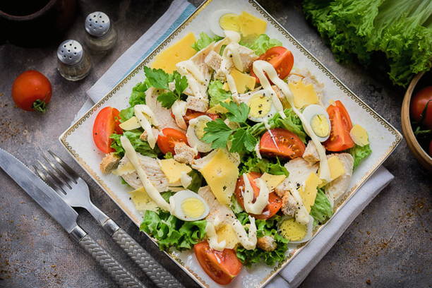 Salad na may pinakuluang manok