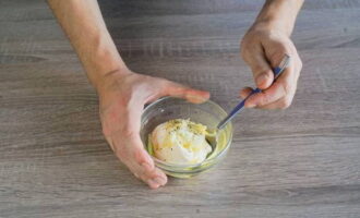 Förbered såsen. I en gemensam skål kombinerar du osmakad solros- eller olivolja, senap, majonnäs och hackad vitlöksklyfta. Jag satte den genom en vitlökspress. Tillsätt salt och peppar, rör om väl.