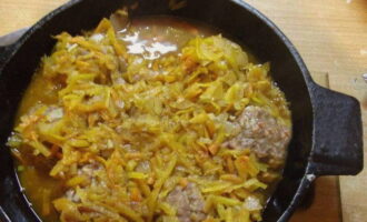 Aboqueu la salsa sobre les mandonguilles i torneu-ho al forn. Pujar la temperatura a 200 graus i coure a foc lent durant 25 minuts més.