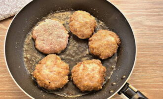 Verhit een koekenpan op middelhoog vuur. Giet de geurloze frituurolie erin die je gewend bent te gebruiken. Plaats de voorbereide schnitzels voorzichtig op een afstand van elkaar, zodat u zich niet verbrandt. Bruin de tweede kant goudbruin.