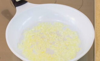 Làm nóng chảo rán với dầu thực vật. Chiên hành tây trong đó cho đến khi trong suốt.