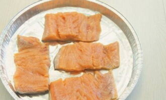 Col·loqueu trossos de salmó rosa en una safata d'un sol ús i afegiu-hi sal.