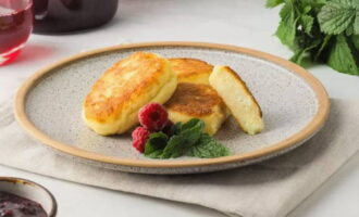 Așezați biluțele de gris prăjite pe un vas de servire și invită-ți familia și prietenii la micul dejun. Poftă bună!