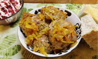 Serviu les boletes de carn aromàtiques i tendres a taula, abocant-hi generosament la salsa. Bona gana!