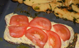 Col·loqueu els trossos de tomàquet sobre la carn.