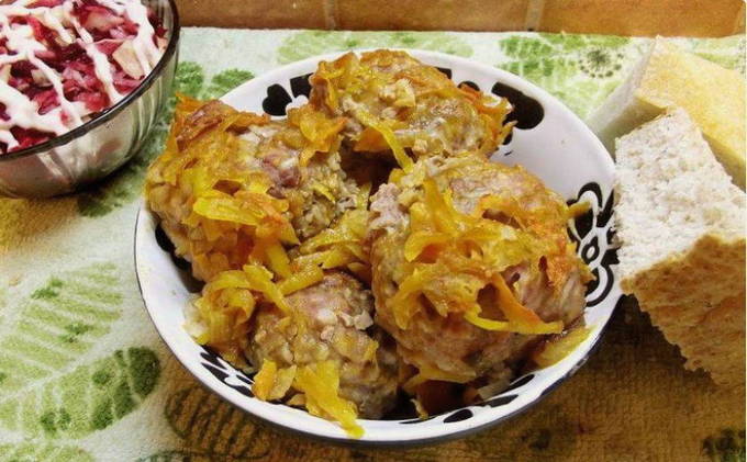 Mandonguilles en salsa de tomàquet i crema agra al forn