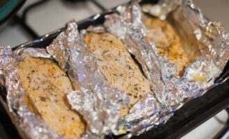 Verwarm de oven voor door de draaiknop op 180 graden te zetten. Kook gedurende 40 minuten en verwijder vervolgens voorzichtig de folie. Kook nog eens 10 minuten. Overtollig vocht zal verdampen en het vlees zal goudbruin worden.