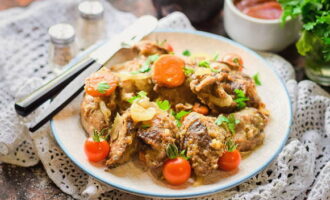 Împărțiți deliciosul ficat de pui în porții. Se ornează cu pătrunjel proaspăt sau alte ierburi. Dacă doriți, completați preparatul cu garnitura preferată. Poftă bună!