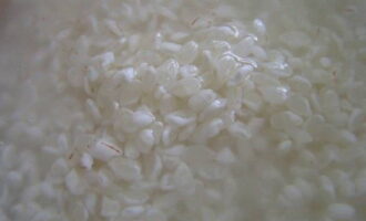 Esbandida l'arròs diverses vegades amb aigua freda i bullir fins que estigui tendre. Preneu la proporció d'arròs i aigua 1:2. 