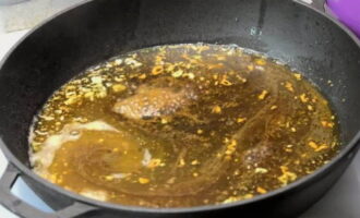 Afegiu gingebre sec amb all i sucre als alls fregits. A continuació, afegiu la salsa de soja amb una mica d'aigua i remeneu. Col·loqueu els trossos de filet de pollastre fregits a la salsa i deixeu-ho coure a foc lent durant 7-10 minuts.