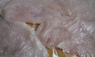 Prin folie alimentară, pentru a nu deteriora fibrele cărnii, se bate puțin fileul cu ciocanul pe ambele părți.
