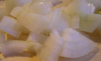 Peleu la ceba, piqueu-la finament i fregiu-la amb oli d'oliva calent en una paella a part fins que estigui translúcida.