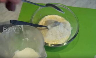 Pagkatapos ay idagdag ang kulay-gatas at harina sa mga itlog. Masahin ang batter hanggang makinis.