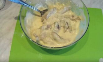Ilagay ang adobong piraso ng pollock sa isang mangkok na may batter at haluing mabuti upang ang isda ay ganap na masakop sa batter.