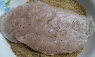 După ce a trecut timpul de marinare, scoateți ceapa. Dragați bine fiecare bucată de file în pane pe ambele părți.