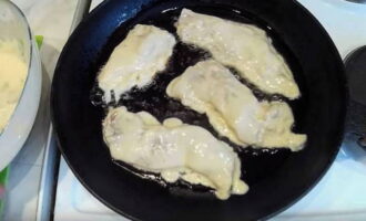 Painitin nang mabuti ang langis ng gulay sa isang kawali. Ilagay ang mga battered pollock na piraso sa isang kawali at iprito sa loob ng 5-7 minuto sa katamtamang init hanggang sa maging ginintuang kayumanggi sa magkabilang panig. 