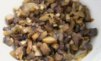 Col·loqueu les cebes i els xampinyons fregits en un bol a part i afegiu-hi l'all picat. arròs bullit i sal i pebre negre al vostre gust. Barregeu bé el farcit amb una cullera.