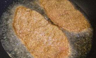 Se încălzește ulei vegetal într-o tigaie. Prăjiți cotletele la foc mic, acoperite cu un capac, timp de 10-15 minute pe ambele părți.