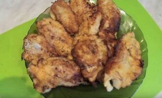 Ihain ang tapos na ulam na mainit. Bon appetit!