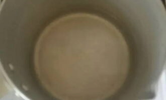 Cum să faci cacao delicioasă? Se toarnă apă într-o cratiță și se fierbe.