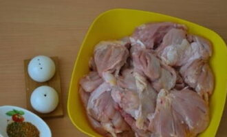 Şunca este uşor de preparat acasă. Deci, tot ce ne trebuie este carne de pui, sare și condimente preferate. Nu recomand să folosiți file de pui pentru șuncă - șunca se va dovedi uscată.