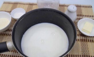 Cách nấu cháo bột báng? Đo lượng sữa cần thiết và đổ vào chảo. Đặt trên lửa vừa và đun sôi.