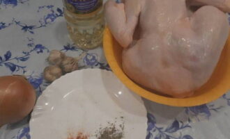 ไก่ทอดที่มีเปลือกสีทองในกระทะเตรียมได้ง่ายมาก มาเตรียมผลิตภัณฑ์ที่จำเป็นกัน: ไก่ ผัก และเครื่องเทศ