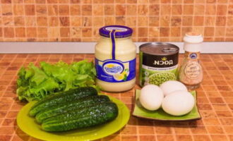 Kết hợp các thành phần cho món salad nhẹ. Rửa sạch và lau khô lá rau diếp và dưa chuột.