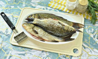 เราทำความสะอาดปลาจากเกล็ดและอวัยวะภายในแล้วล้างให้สะอาดใต้น้ำ