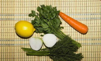 Skölj klasarna av persilja och dill. Häll kokande vatten över citronen. Tvätta morötterna väl eller skrapa dem med en kniv. Ta bort skalet från löken.