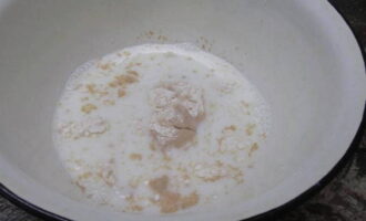 Chiflele cu brânză de vaci sunt foarte ușor de preparat la cuptor. Se încălzește ușor chefirul și se adaugă drojdia, zahărul și o lingură din cantitatea totală de făină. Se amestecă și se lasă 10 minute.